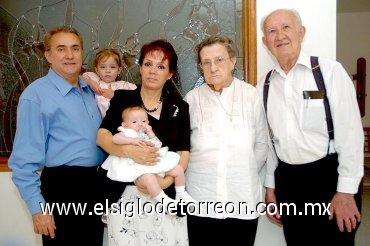 19042007
La pequeña Mayalen con sus abuelitos. Javier y Alicia Belausteguigoitia, Magdalena y Jean Fortoul y su hermanita Lourdes