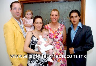 19042007
Mayalen con sus tíos y padrinos, Javier Belausteguigoitia Bassó y Bertha Fortoul Olliver y sus padres, Iasone y René y su hermanita Lourdes