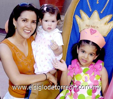 21042007
Montserrat Elizondo Cano, acompañada de su mamá Marilety Cano de Elizondo y su hermana Mariana.