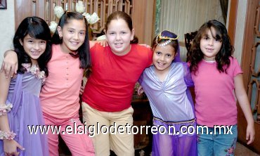 21042007
Beatriz Gabriela Meléndezacompañada de sus amiguitas Regina de la Fuente, Ana Sofía y Lorena Garza, Andrea y Marifer Escalera, en su fiesta de cumpleaños