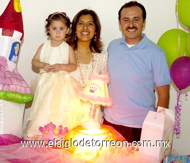 22042007
Ana Karen Aguilar Rivera disfrutó de una divertida piñata con motivo de su tercer cumpleaños, que le organizaron con todo detalle sus padres, Felipe y Rebeca Aguilar.