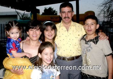 22042007
Claudia y Mónica Lozano Martínez junto a sus padres, Jorge Alberto y María Elena Lozano y sus hermanos Jorge y Lorena.