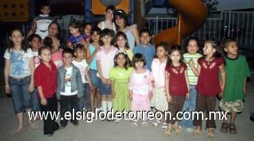 22042007
Las festejadas acompañadas de sus amiguitos y familiares.