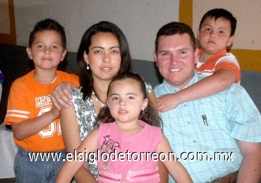 22042007
León Van der Elst Casillas, Lorena Torres Rivera, León, Eduardo y Érika Van der Elst Torres.