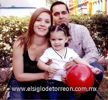 22042007
Mari Tere Hinojosa de Téllez y Arturo Téllez con su hijita Mari Tere Téllez Hinojosa.
