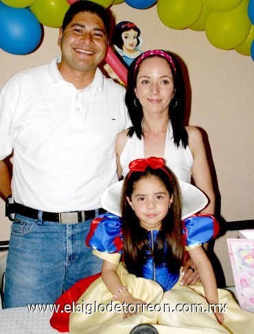 22042007
Yahaira González Martínez junto a sus padres, Manuel González y Marcela Martínez, anfitriones de su fiesta de cuarto cumpleaños.