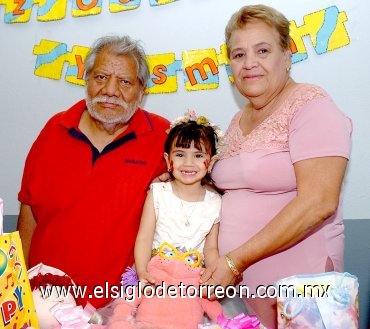 22042007
Yasmín Gutiérrez Cárdenas acompañada de sus abuelos, Julio Cárdenas y Alicia Rodríguez, en su fiesta de tercer cumpleaños.