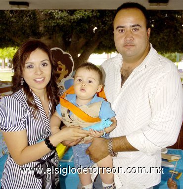 23042007
Leonardo Reyes Cadtillo fue festejado por su primer cumpleaños, una piñata ofrecida por sus papás, Paola Castillo y Carlos Reyes