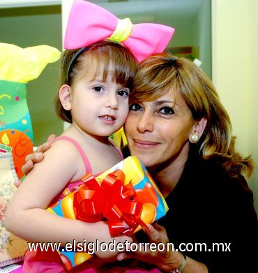 23042007
Maty Valdés López, junto a su mamá, Luchita López, quien le ofrecio una fiesta en el colegio con motivo de su cuarto cumpleaños