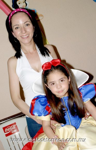 23042007
Yahaira González Martínez juanto a su mamá, Marcela MARTÍNEZ Sáenz, en su fiesta de cuarto cumpleaños.
