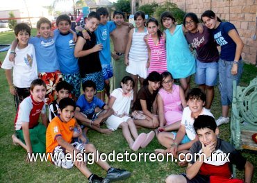 24042007
Memo Silveyra Jalife en compañía de sus primos y amigos, que estuvieron con él en su fiesta de cumpleaños