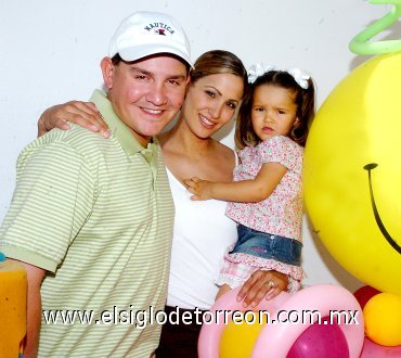 24042007
Nicole Marban Carrasco, cumplió dos años de vida, motivo por el cual la festejaron sus papás Nahum Marban y Banellly C. de Marban
