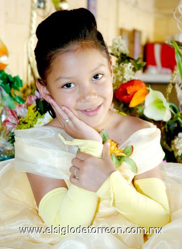 25042007
María Paulina de Talpa Lomelí Vielma festejó su octavo cumpleaños, con una divertida piñata que le organizaron sus papás Rocío Vielma de Lomelí y Óscar Javier Lomelí Rodriguez