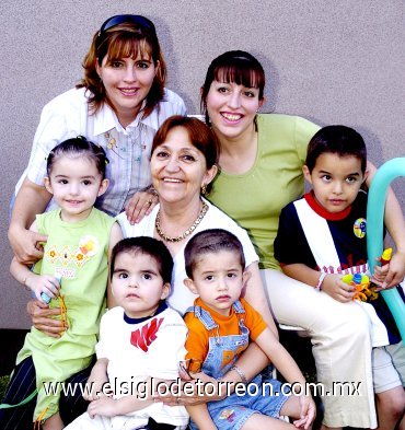 26042007
Abuelita Pichy, Pilar de Rodríguez, Leny de Torres, Richy, Maripily, Salomón Rodríguez y Paco Torres.