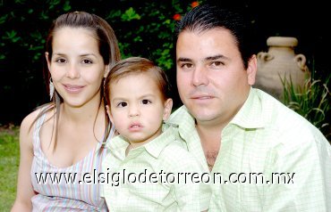 26042007
Alfredito con sus papás, Alfredo Garza Martínez y Claudia Robles de Garza.