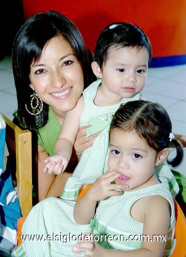 26042007
La pequeña festejada junto a su mamá, Martha Ávalos, y su hermana María Sofía.