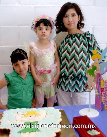 26042007
Lizbeth Saldívar Rodríguez, el día de su piñata acompañada por su mamá, María Luisa Rodríguez y su hermanita Luisa Fernanda.