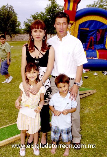 26042007
Nicolás y Ana Sofía Ramírez Acosta junto a sus papás, Nicolás Ramírez Ceceñas y Pilar Alvarado de Ramírez.