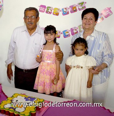 26042007
Valeria Isabel Massu Tamez junto a sus abuelitos, Jesús Massu y Olga González de Massu y su hermanita, Karim Massu Tamez, en su fiesta de quinto cumpleaños.