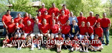 21042007
Los integrantes de la familia Flores se reunieron para disfrutar de un agradable día de esparcimiento.