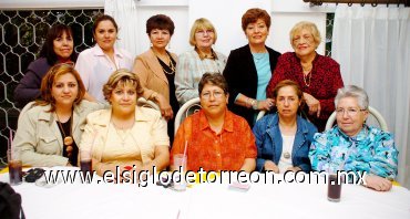 22042007
Alicia de Fernández disfrutó de la compañía de sus amistades y familiares, en su fiesta de cumpleaños.