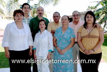 22042007
Ana María Villarelo de Silva, Tomás Silva Herrera, Cristina Silva de Martínez y Claudio Martínez Sánchez vinieron de la Cd de México y Aguascalientes para celebrar el 20 aniv. matrimonial de Claudio Martínez Silva