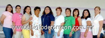 25042007
Vicenta Alba de la O festejó su cumpleaños, acompañada de Hermelinda Alba de la O, Julieta, Francisca, Julia de la O, Herminia, Lidia, July, Eunice y Julieta Cruz