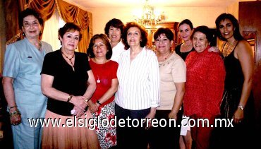 26042007
Doña Ofelia Aguirre fue sorprendida con un convivio de cumpleaños, asistieron Yolanda, Lala, Vicky, Mónica, Ofelia, Laura, Blanca, Tina Y Martha