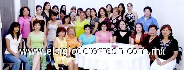 26042007
Laura Analí Ibarra Parra estuvo acompañada de sus familiares y amigas, en la fiesta pre nupcial que le ofrecieron por su boda con William Marrufo.