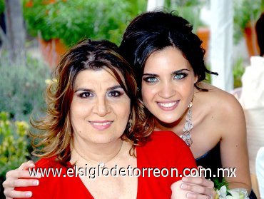 27042007
La futura novia al lado de Mariví Murra.