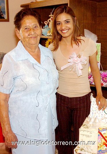 27042007
Nancy Guzmán acompañada de Bertha Romero, en la fiesta de despedida que  le ofreció por su cercano enlace.