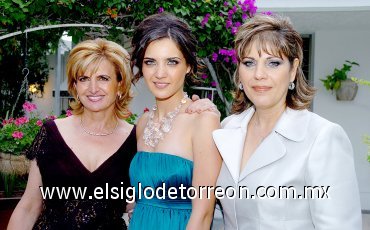 27042007
Sofía acompañada por su suegra, Patricia Zarzar de Murra y su mamá, Alicia Berrueto de Acosta.