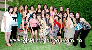 27042007
Un excelente ambiente se vivió en la despedida de soltera de Sofía Acosta Berrueto, quien lució feliz al lado de sus amigas.