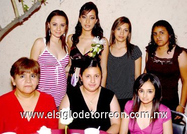 28042007
Lydia Elizabeth Muñoz García estuvo acompañada de sus amigas y familiares, en su fiesta de despedida