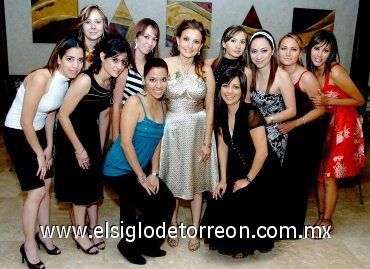 28042007
Martha junto a sus amigas Lorena Ávila, Gaby Ruiz, Alejandra Márquez, Lety Castro, Silvia Rendón, Ema Arreola, Margarita del Río, Sonia Mansur, Mei Yein y Blanca Alvarado