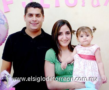 27042007
Alaín Rangel Llamas y Lilia Llamas de Rangel junto a su beba.