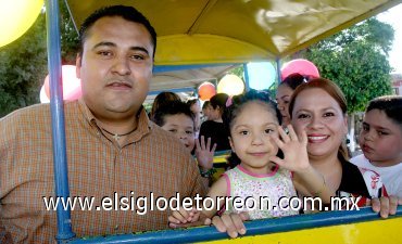 27042007
Fátima del Rosario Jurado Núñez cumplió cuatro añitos y fue festejada por sus padres, Marcelino Jurado y Rocío Núñez de Jurado.