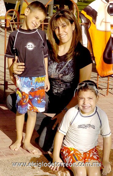 27042007
Mónica de González, Héctor y Eduardo.
