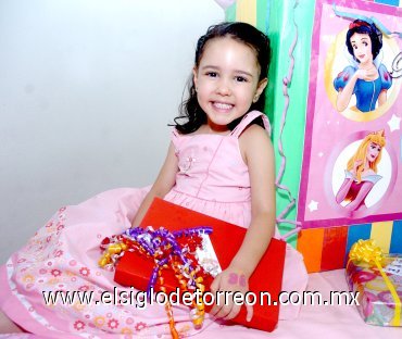 28042007
Paulina Duchanoy Mireles cumplió cuatro años y fué festejada por sus padres, Rodolfo y Nury Duchanoy