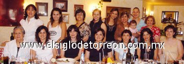 27042007
Juanita Reyes y Emma López fueron festejadas por sus amigas, con motivo de  sus respectivos cumpleaños.