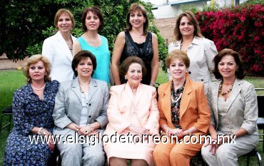 28042007
Yolanda Attolini de Estrada con sus hijas Olga, Yolanda, Maya, Marcela, Laura, Chely, Claudia y Cecilia