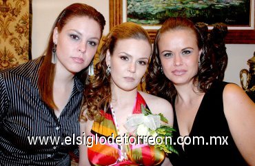 29042007
Alejandra Ximena Martínez Moreno acompañada de Blanca de Aguirre uy Adriana de Martínez, anfitrionas de su fiesta pre nupcial