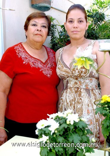 29042007
Érika Montaña Gándara junto a su mamá, María Gándara Alanís, anfitriona de su última despedida de soltera