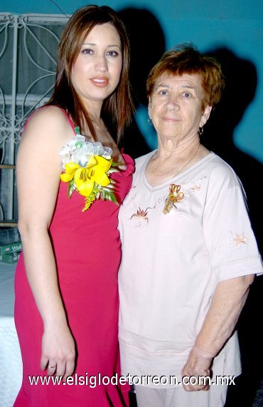 29042007
Guadalupe Castañeda Chávez acompañada de Juanita Villarreal, anfitriona de su despedida