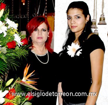 29042007
María Fernanda Espinoza Gutiérrez junto a su futura suegra, Guadalupe Eguía de Samaniego, anfitriona de su fiesta de despedida