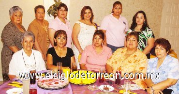 29042007
Patty Almaraz, en compañía de un grupo de invitadas a su despedida de soltera