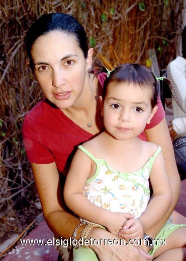 29042007
Bárbara Garza y la pequeña Ana Calvillo.