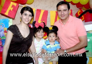29042007
Carito y Oswaldo Santibañez Gómez festejaron su tercer y cuarto cumpleaños, respectivamente; son hijitos de Oswaldo y Carolina Santibáñez