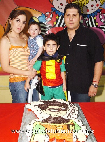 29042007
El pequeño Armando de la Fuente Reyes disfrutó de una alegre fiesta con motivo de su cuarto cumpleaños, la cual fue organizada por sus padres, Armando de la Fuente y Claudia Reyes de De la Fuente y su hermano Rodrigo.