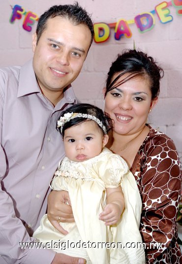 29042007
María Camila Zapata Estrada junto a sus padrinos, Gerardo y Argelia Acuña.